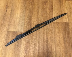 Щётка стеклоочистителя, передняя  660 мм, винт 5.5 мм М4, МТЗ УК кабина 33.5205900 (АвтоЭлектрика) - трактора66.рф в Екатеринбурге | Тракторные запчасти